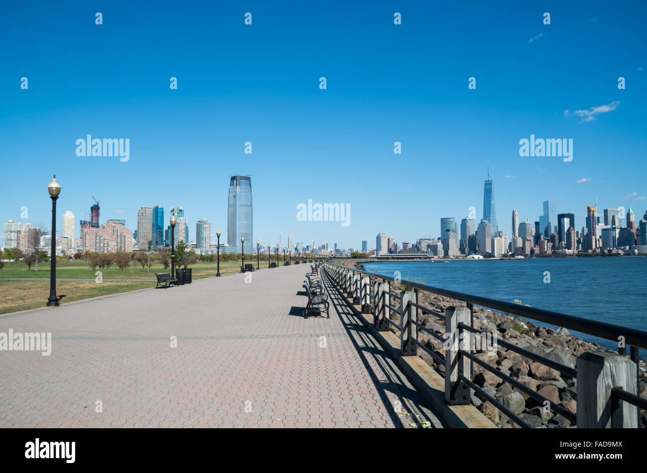 Ansicht des Liberty State Park in Jersey City über den Hudson River zu Paulus Hook, JC und New York City an einem klaren sonnigen Tag. Stockfoto