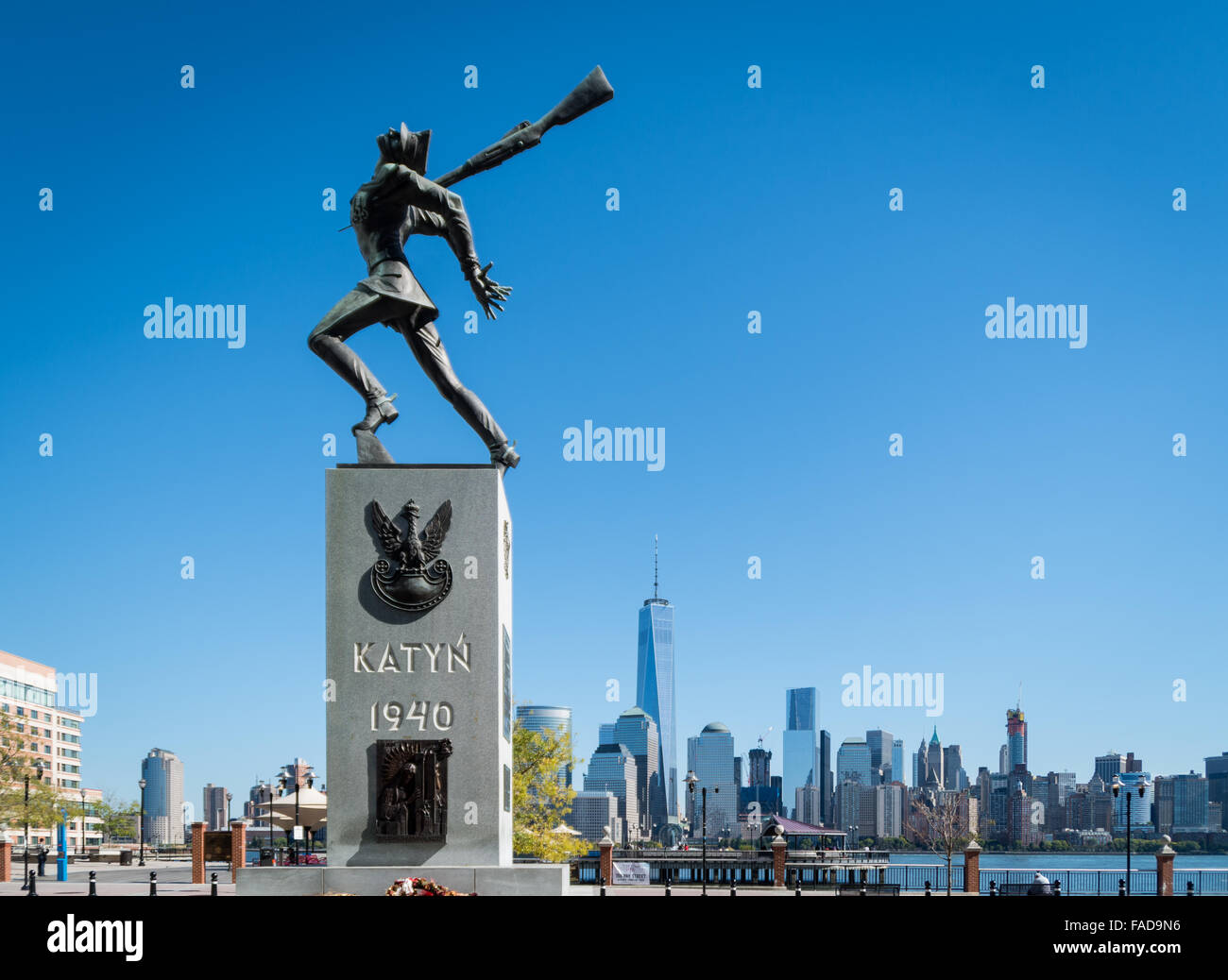 Massaker von Katyn Denkmal an Paulus Hook Küste an einem klaren sonnigen Tag mit der NYC Skyline im Hintergrund. Stockfoto
