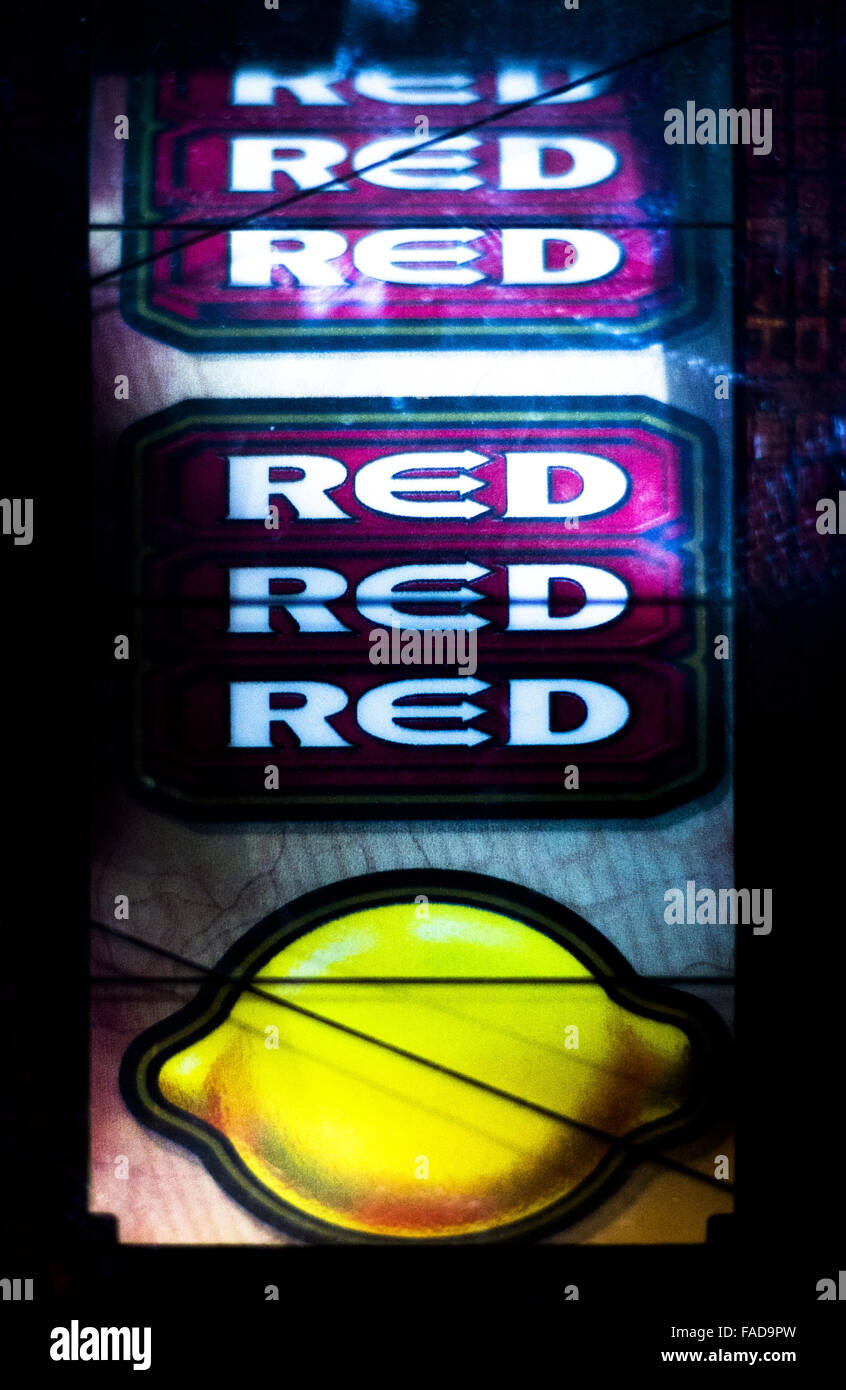 Einarmige Bandit Spielautomat im Casino bei Nacht fotografieren. Stockfoto