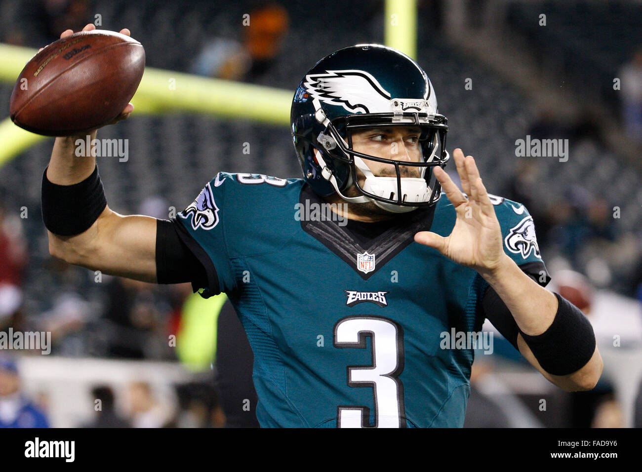 26. Dezember 2015: Philadelphia Eagles-quarterback Mark Sanchez (3) in Aktion während der Warm-ups vor dem NFL-Spiel zwischen den Washington Redskins und die Philadelphia Eagles am Lincoln Financial Field in Philadelphia, Pennsylvania. Die Washington Redskins gewann 38-24 der NFC East zu gewinnen. Christopher Szagola/CSM Stockfoto