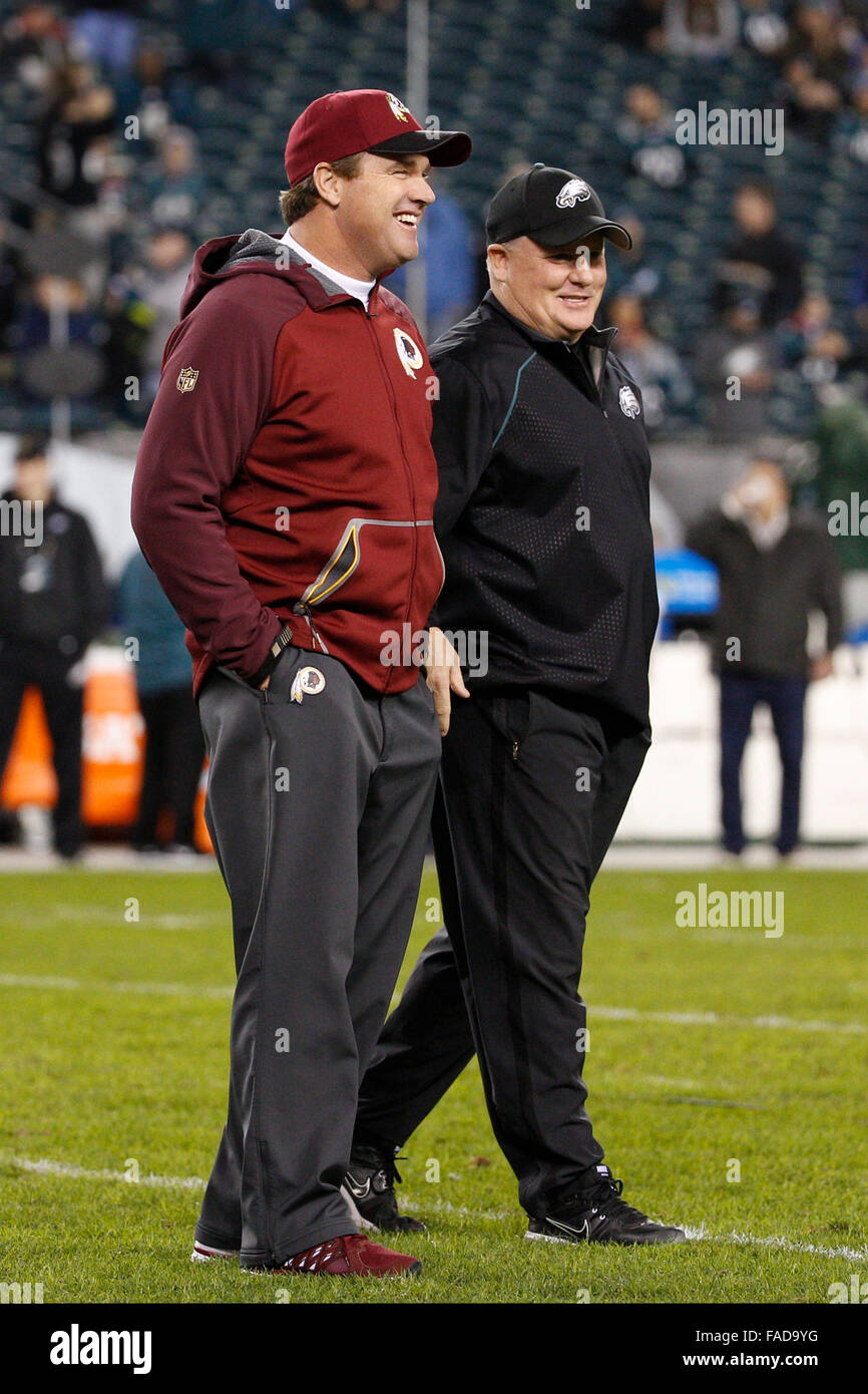 26. Dezember 2015: Washington Redskins Head Coach Jay Gruden und Philadelphia Eagles Kopf Trainer Chip Kelly Gespräche während der Warm-ups vor dem NFL-Spiel zwischen den Washington Redskins und die Philadelphia Eagles am Lincoln Financial Field in Philadelphia, Pennsylvania. Die Washington Redskins gewann 38-24 der NFC East zu gewinnen. Christopher Szagola/CSM Stockfoto