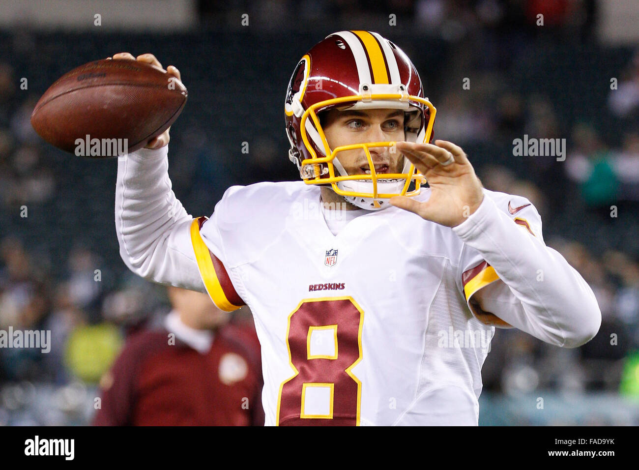 26. Dezember 2015: Washington Redskins Quarterback Kirk Cousins (8) wirft den Ball während der Warm-ups vor dem NFL-Spiel zwischen den Washington Redskins und die Philadelphia Eagles am Lincoln Financial Field in Philadelphia, Pennsylvania. Die Washington Redskins gewann 38-24 der NFC East zu gewinnen. Christopher Szagola/CSM Stockfoto