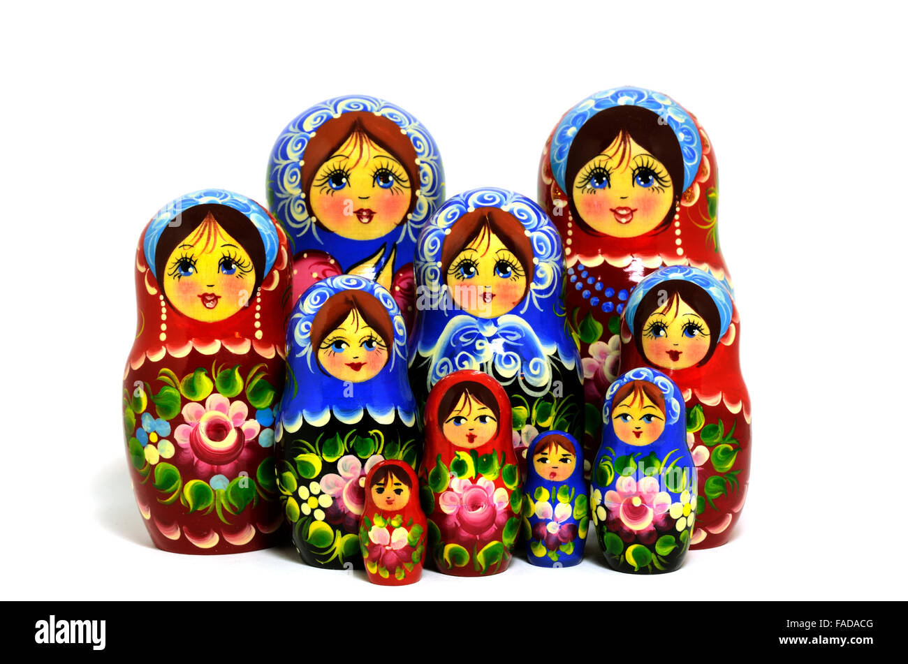 viele traditionelle russische Matroschka Puppen auf weißem Hintergrund Stockfoto