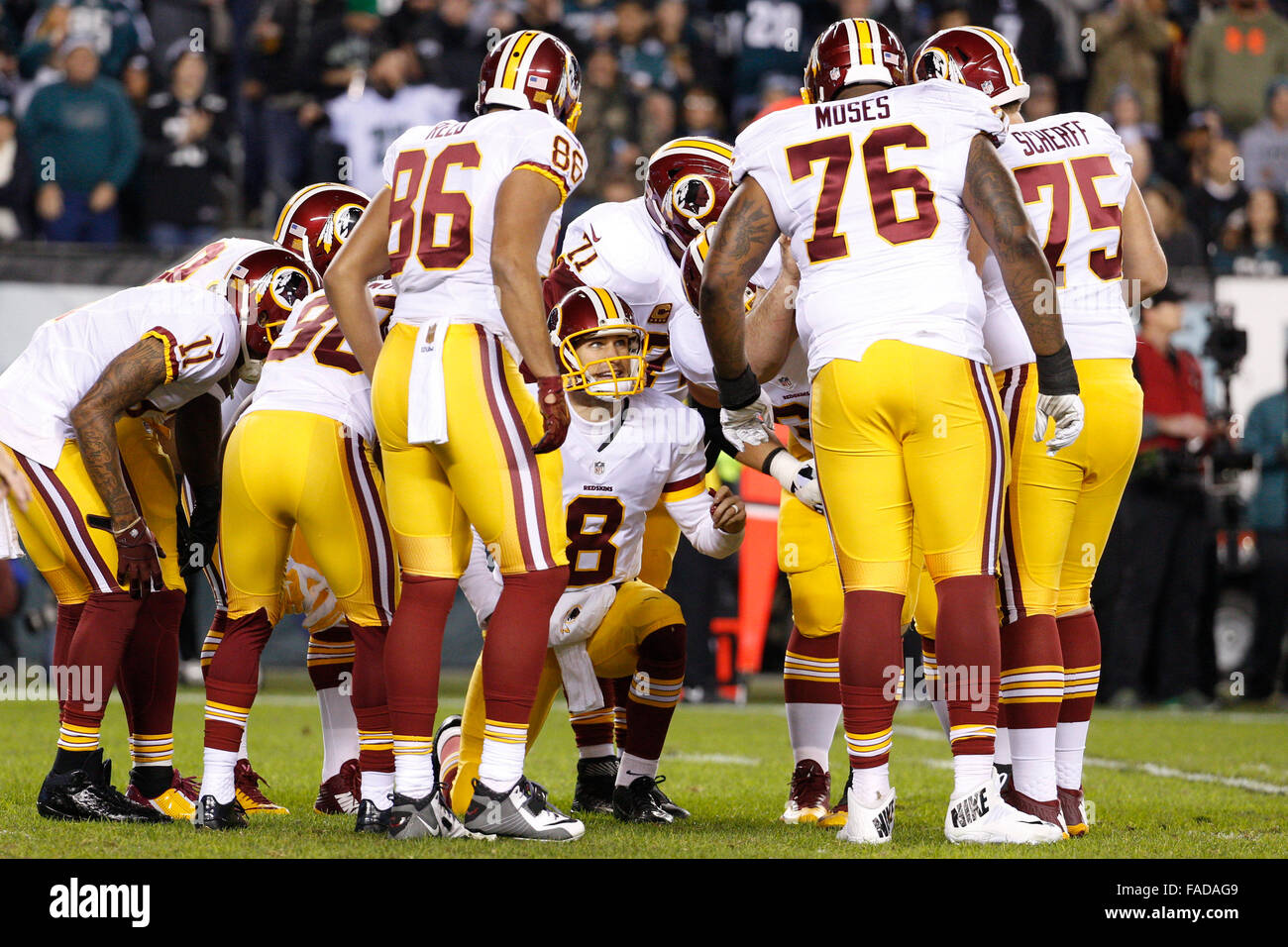 26. Dezember 2015: Washington Redskins quarterback Kirk Cousins (8) kauert sich sein Team in der NFL-Spiel zwischen den Washington Redskins und die Philadelphia Eagles am Lincoln Financial Field in Philadelphia, Pennsylvania. Die Washington Redskins gewann 38-24 der NFC East zu gewinnen. Christopher Szagola/CSM Stockfoto