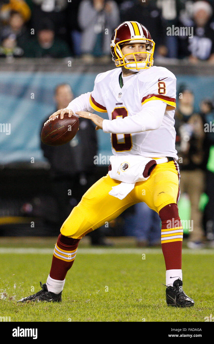 26. Dezember 2015: Washington Redskins quarterback Kirk Cousins (8) in Aktion während der NFL-Spiel zwischen den Washington Redskins und die Philadelphia Eagles am Lincoln Financial Field in Philadelphia, Pennsylvania. Die Washington Redskins gewann 38-24 der NFC East zu gewinnen. Christopher Szagola/CSM Stockfoto