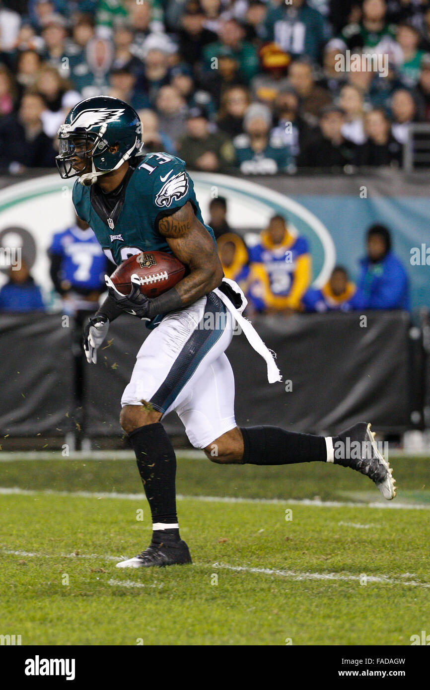 26. Dezember 2015: Philadelphia Eagles Wide Receiver Josh Huff (13) gibt den Kick während der NFL-Spiel zwischen der Washington Redskins und die Philadelphia Eagles am Lincoln Financial Field in Philadelphia, Pennsylvania. Die Washington Redskins gewann 38-24 der NFC East zu gewinnen. Christopher Szagola/CSM Stockfoto