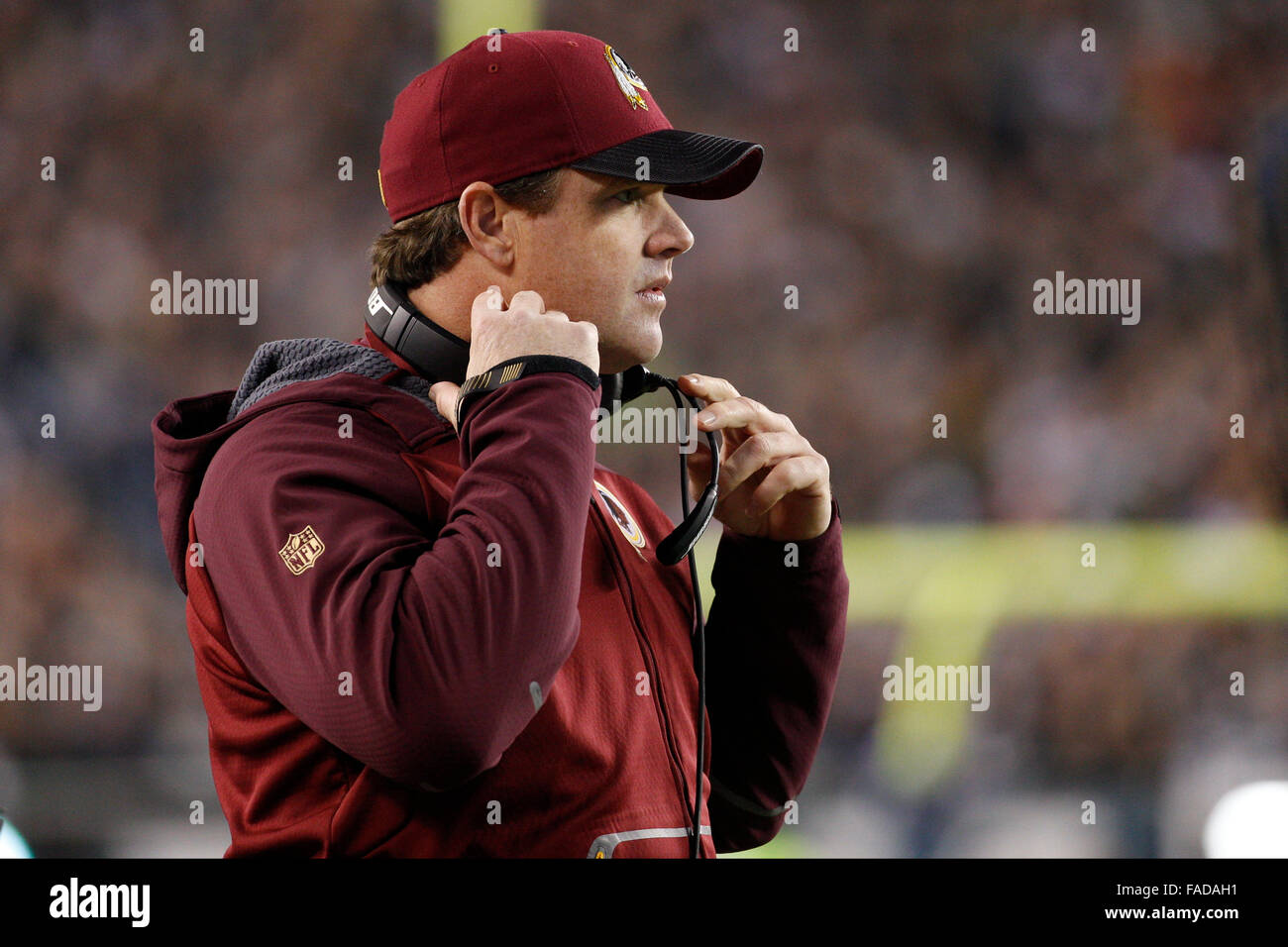 26. Dezember 2015: Washington Redskins Cheftrainer sieht Jay Gruden während der NFL-Spiel zwischen den Washington Redskins und die Philadelphia Eagles am Lincoln Financial Field in Philadelphia, Pennsylvania, auf. Die Washington Redskins gewann 38-24 der NFC East zu gewinnen. Christopher Szagola/CSM Stockfoto