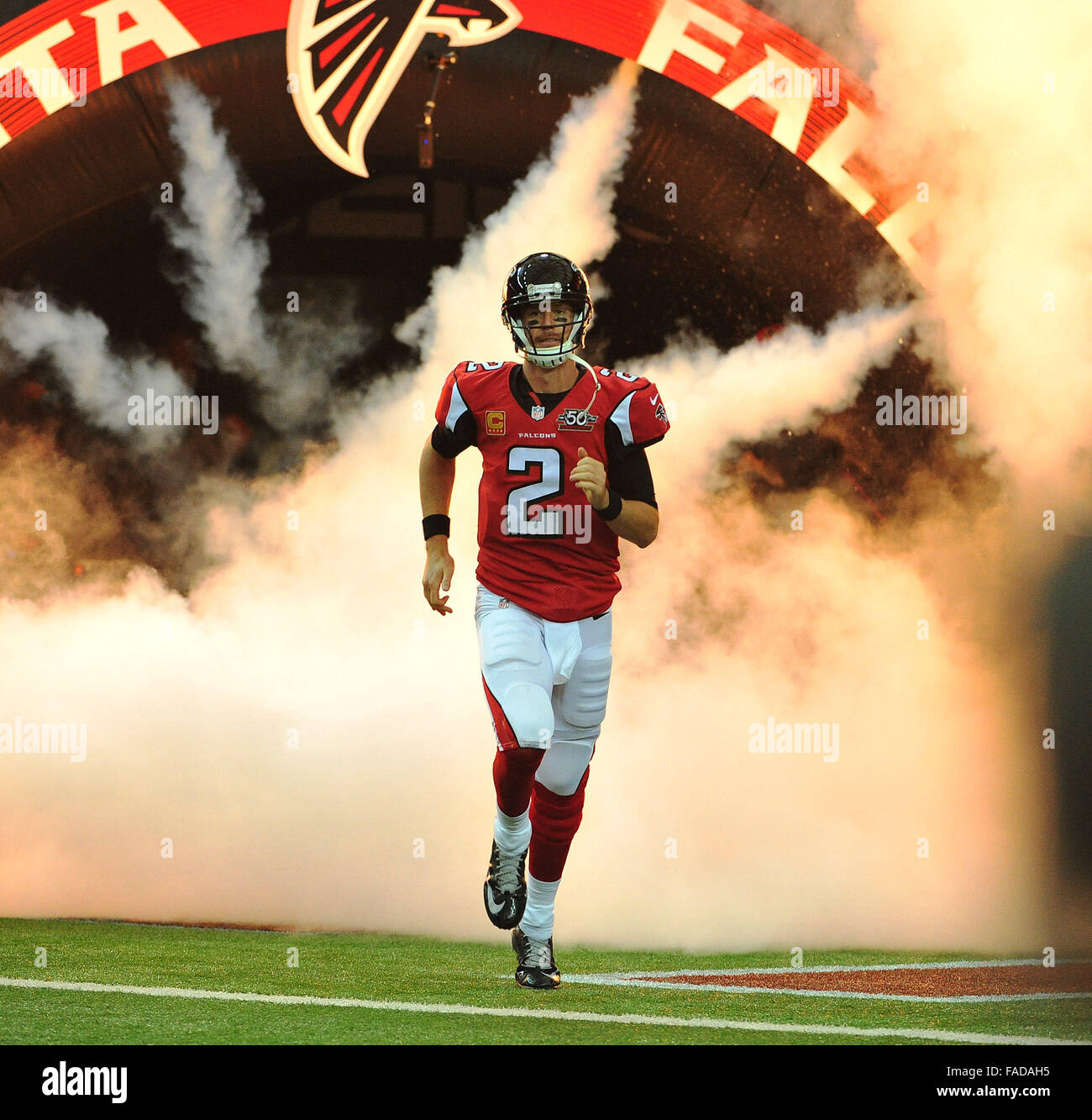 Atlanta, Georgia, USA. 27. Dezember 2015. Atlanta Falcons QB Matt Ryan (#2) in Aktion während der NFL-Spiel zwischen den Carolina Panthers und Atlanta Falcons im Georgia Dome in Atlanta Georgia. Die Atlanta Falcons gewannen das Spiel 20-13. Bill McGuire/CSM/Alamy Live-Nachrichten Stockfoto