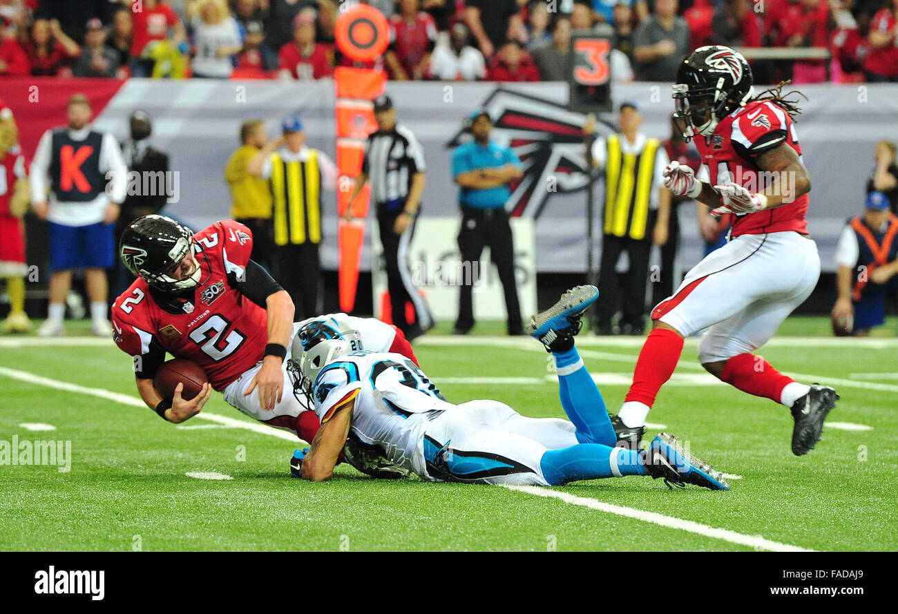 Atlanta, Georgia, USA. 27. Dezember 2015. Atlanta Falcons QB Matt Ryan (#2) in Aktion während der NFL-Spiel zwischen den Carolina Panthers und Atlanta Falcons im Georgia Dome in Atlanta Georgia. Die Atlanta Falcons gewannen das Spiel 20-13. Bill McGuire/CSM/Alamy Live-Nachrichten Stockfoto