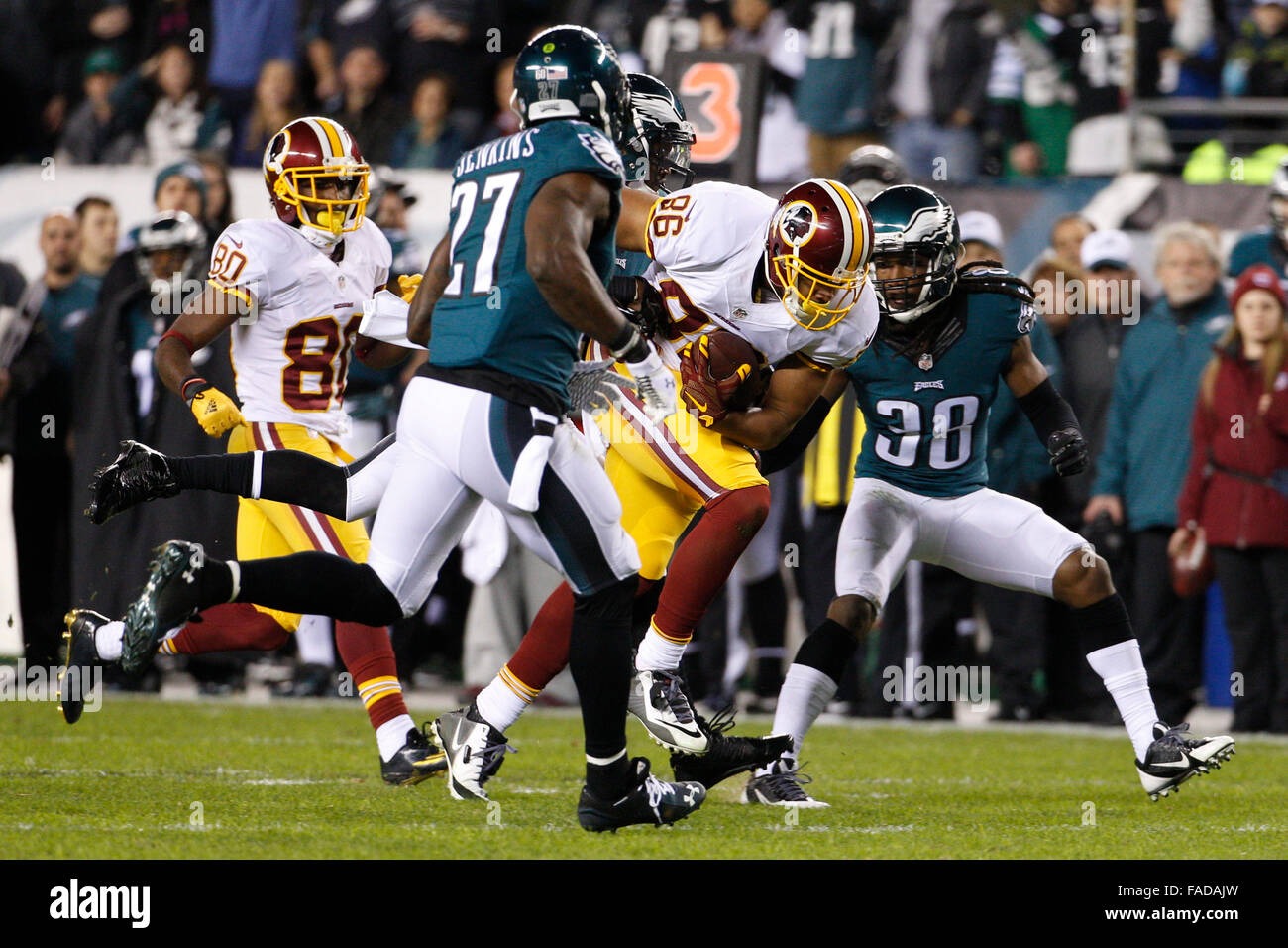 26. Dezember 2015: Washington Redskins-Tight-End Jordan Reed (86) läuft mit dem Ball auf dem Weg zu einem Touchdown während der NFL-Spiel zwischen die Washington Redskins und die Philadelphia Eagles am Lincoln Financial Field in Philadelphia, Pennsylvania. Die Washington Redskins gewann 38-24 der NFC East zu gewinnen. Christopher Szagola/CSM Stockfoto