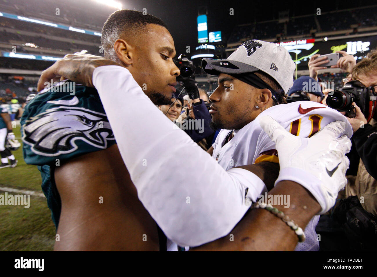 26. Dezember 2015: Washington Redskins Wide Receiver DeSean Jackson (11) spricht mit Philadelphia Eagles Wide Receiver Jordan Matthews (81) nach der NFL-Spiel zwischen den Washington Redskins und die Philadelphia Eagles am Lincoln Financial Field in Philadelphia, Pennsylvania. Die Washington Redskins gewann 38-24 der NFC East zu gewinnen. Christopher Szagola/CSM Stockfoto