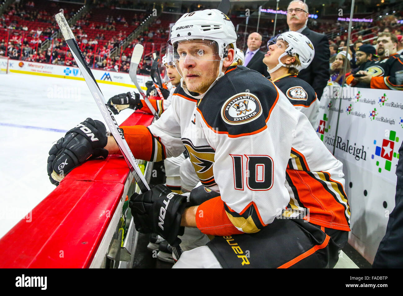 Anaheim Ducks rechten Flügel Corey Perry (10) während der NHL-Spiel zwischen den Anaheim Ducks und den Carolina Hurricanes in der PNC-Arena. Stockfoto