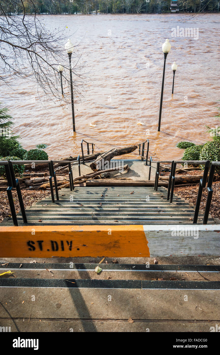 Hochwasser durchbricht die Ufer des Flusses Chattahoochee und taucht am Riverwalk in der Innenstadt von Columbus, Georgia, USA. Stockfoto