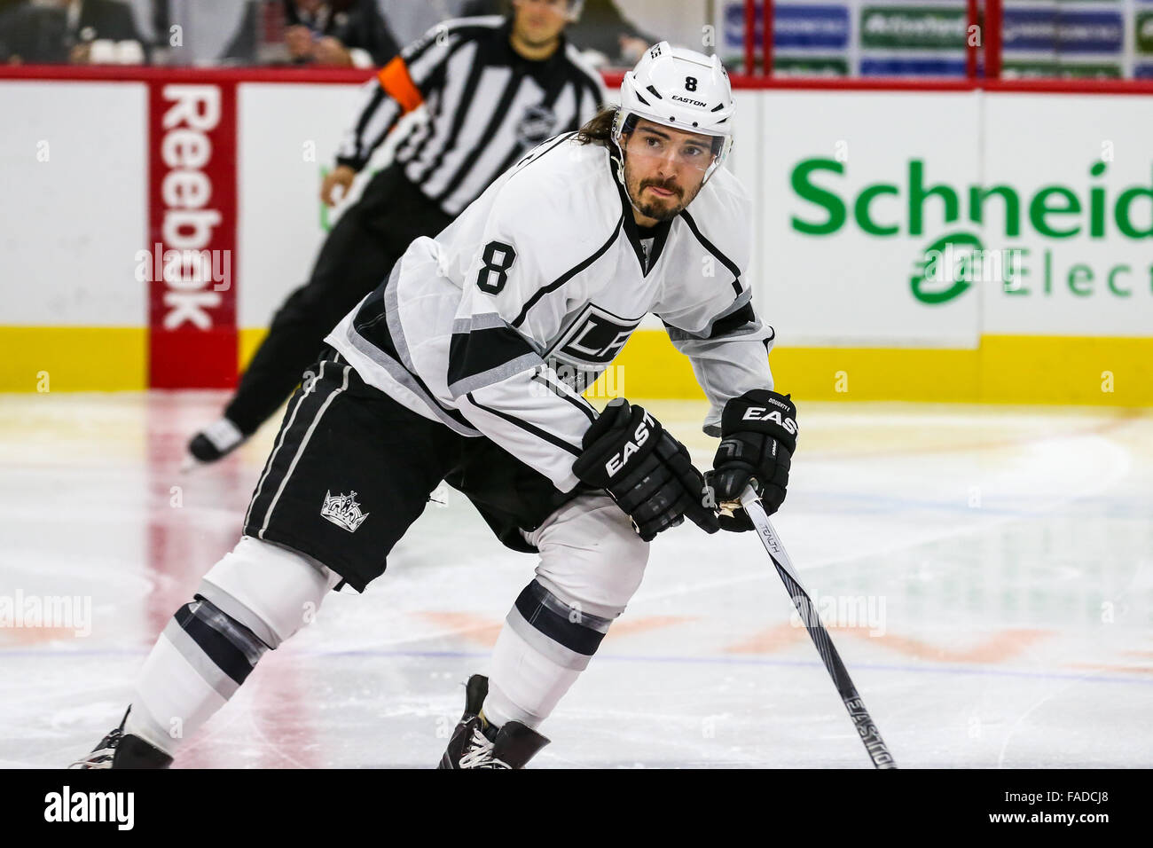 Los Angeles Kings Verteidiger Drew Doughty (8) während der NHL-Spiel zwischen den Los Angeles Kings und die Carolina Hurricanes in der PNC-Arena. Stockfoto