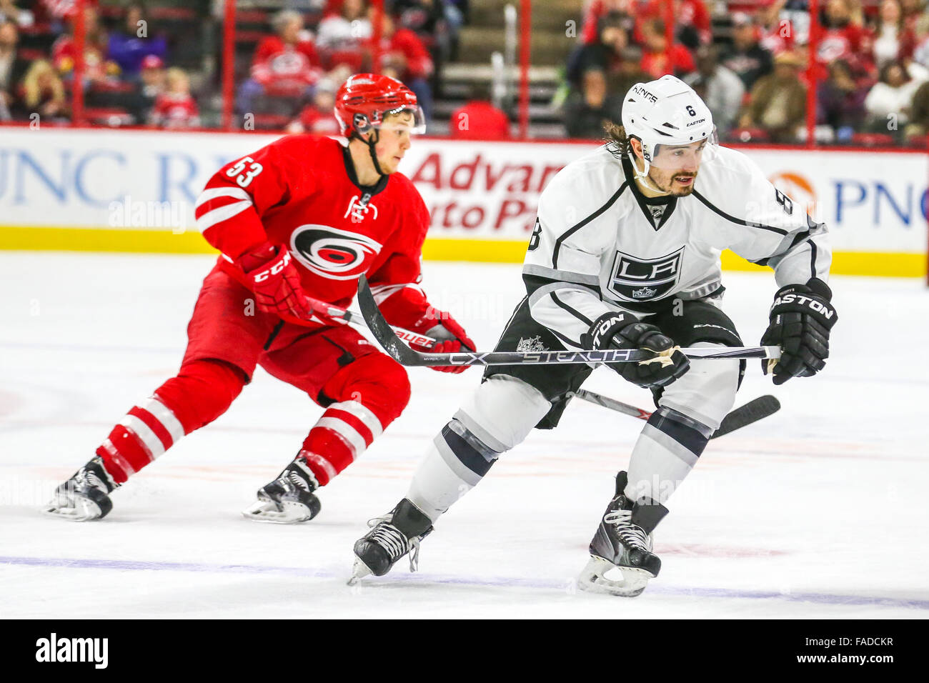 Los Angeles Kings Verteidiger Drew Doughty (8) während der NHL-Spiel zwischen den Los Angeles Kings und die Carolina Hurricanes in der PNC-Arena. Stockfoto