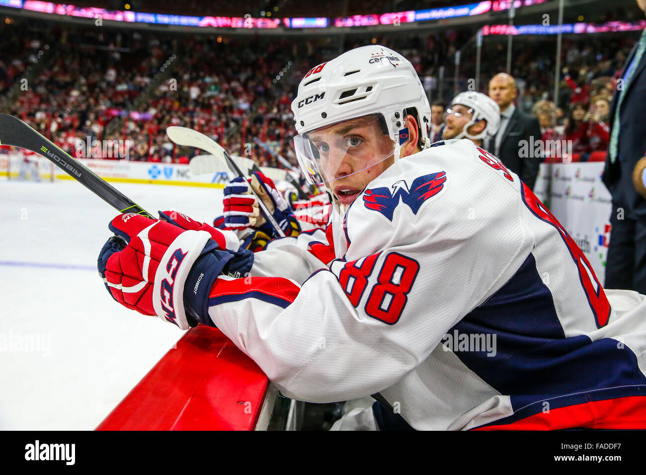 Washington Capitals Verteidiger Nate Schmidt (88) während des NHL-Spiels zwischen den Washington Capitals und die Carolina Hurricanes in der PNC-Arena. Stockfoto