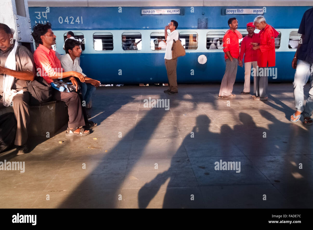 Trainieren Sie Passagiere, die auf die Abfahrtszeit warten, am Passagierplattform des Bahnhofs Agra Cantonment in Agra, Uttar Pradesh, Indien. Stockfoto