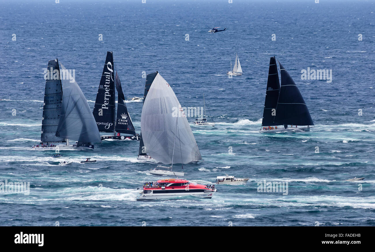 SYDNEY, Australien - Dezember 26,2015: Motorboote folgen im Wettbewerb in der 71. Sydney-Hobart-Regatta Yachten. Staats-und Regierungschefs voraus Stockfoto
