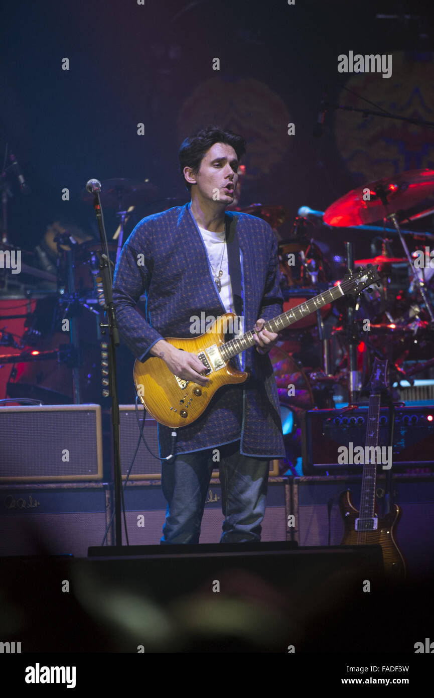 27. Dezember 2015. 27. Dezember 2015. San Francisco, Kalifornien, USA - Toten & Unternehmen mit John Mayer, Oteil Bubridge, Jeff Chimenti und Greatful Dead Gründungsmitglieder Bob Weir, Mickey Hart und Bill Kreutzmann treten live bei Bill Graham Civic Auditorium. Bildnachweis: Jerome Brunet/ZUMA Draht/Alamy Live-Nachrichten Stockfoto