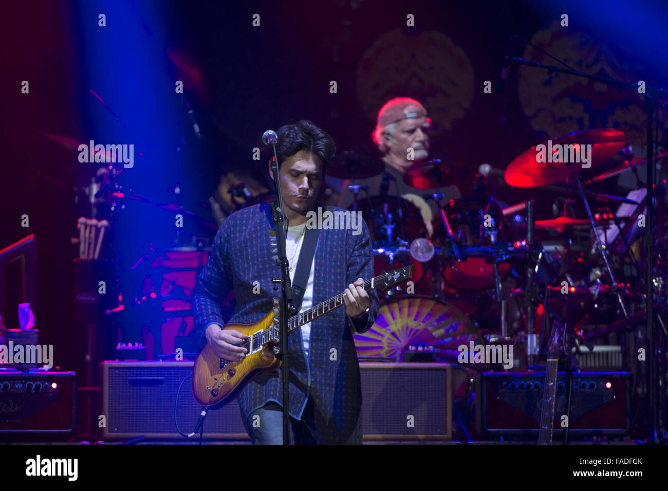 27. Dezember 2015. 27. Dezember 2015. San Francisco, Kalifornien, USA - Toten & Unternehmen mit John Mayer, Oteil Bubridge, Jeff Chimenti und Greatful Dead Gründungsmitglieder Bob Weir, Mickey Hart und Bill Kreutzmann treten live bei Bill Graham Civic Auditorium. Bildnachweis: Jerome Brunet/ZUMA Draht/Alamy Live-Nachrichten Stockfoto