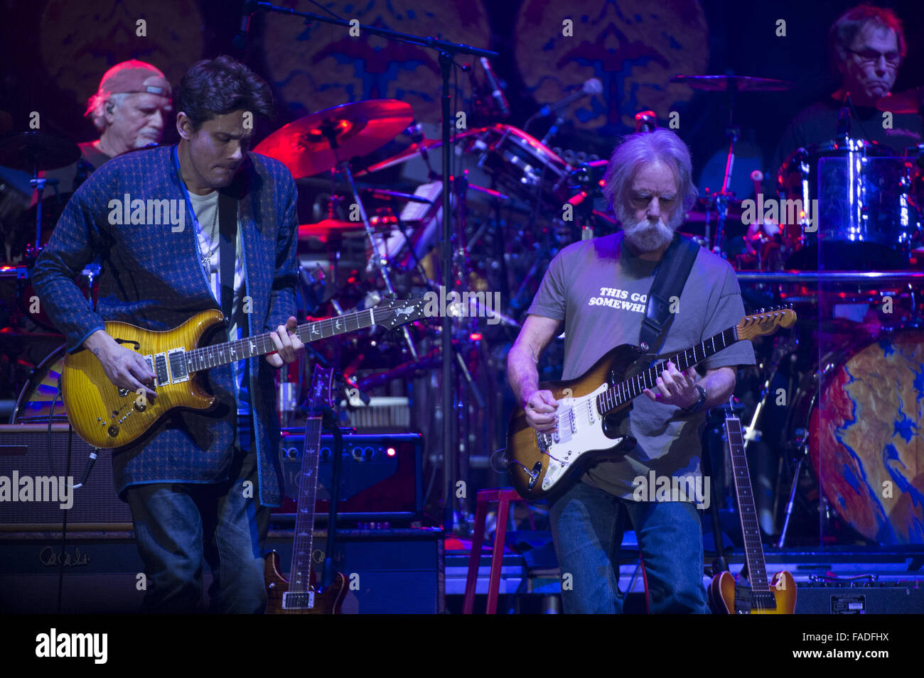 27. Dezember 2015. 27. Dezember 2015. San Francisco, Kalifornien, USA - Toten & Unternehmen mit John Mayer, Oteil Bubridge, Jeff Chimenti und Greatful Dead Gründungsmitglieder Bob Weir, Mickey Hart und Bill Kreutzmann treten live bei Bill Graham Civic Auditorium. Bildnachweis: Jerome Brunet/ZUMA Draht/Alamy Live-Nachrichten Stockfoto