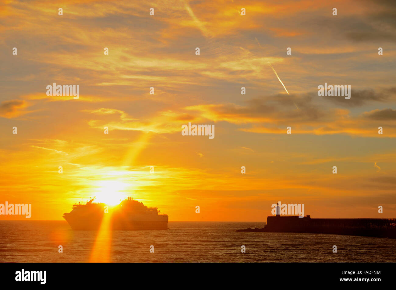 Newhaven, East Sussex, Großbritannien. Dezember 2015. Wetter in Großbritannien: Die Fähre kommt in Newhaven an, während die Sonne aufgeht. Ein glorreicher Start in den Tag an der Südküste. Stockfoto