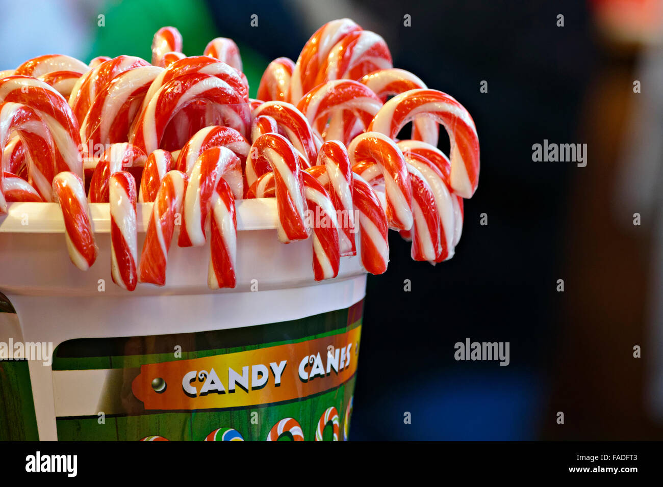 Candy Canes in einem Plastikeimer, Deutschland, Europa Stockfoto