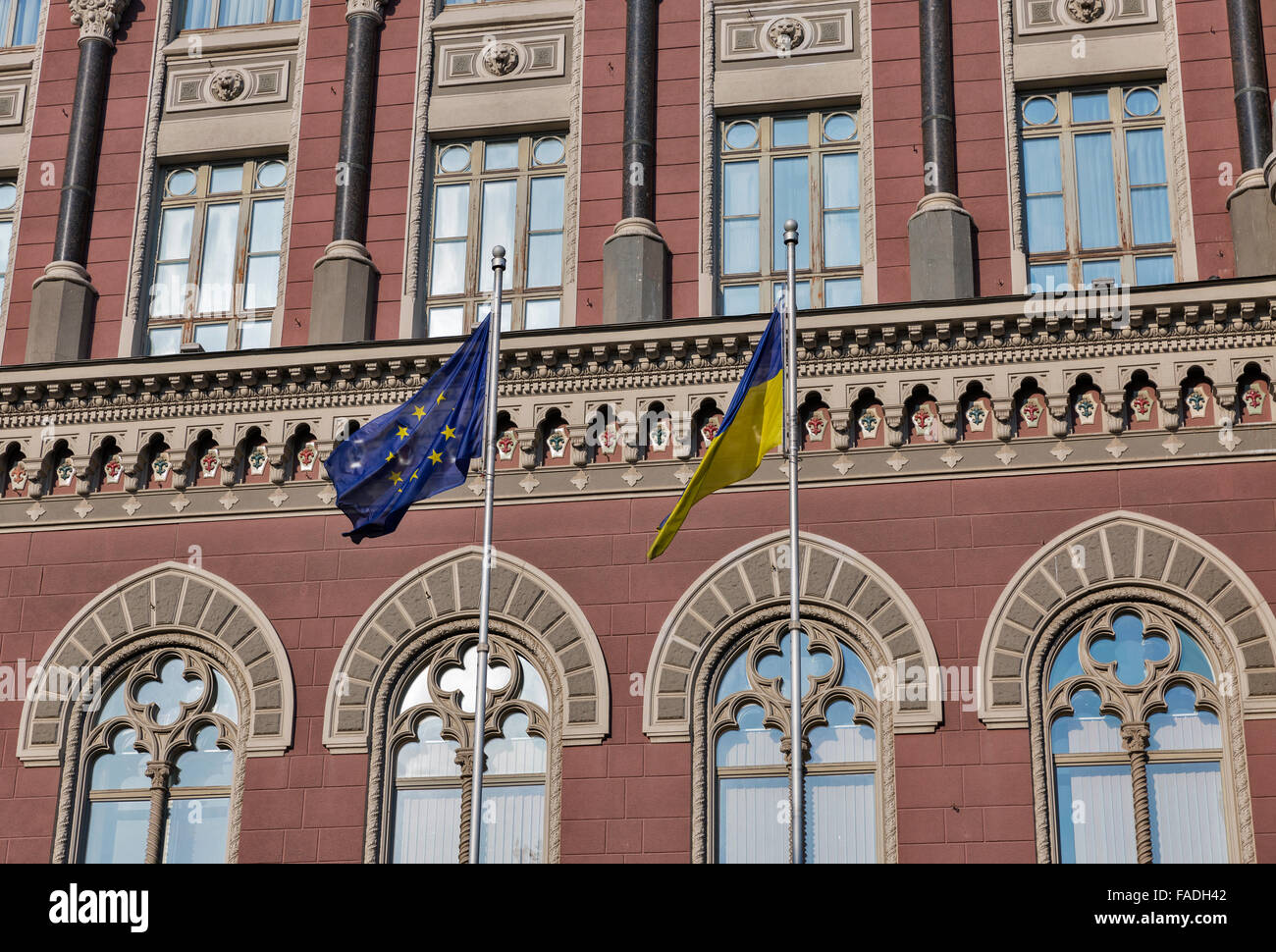 Flaggen der Europäischen Union und der Ukraine vor der Nationalbank der Ukraine in Kiew bauen. Zentrale Gebäude wurde errichtet. Stockfoto