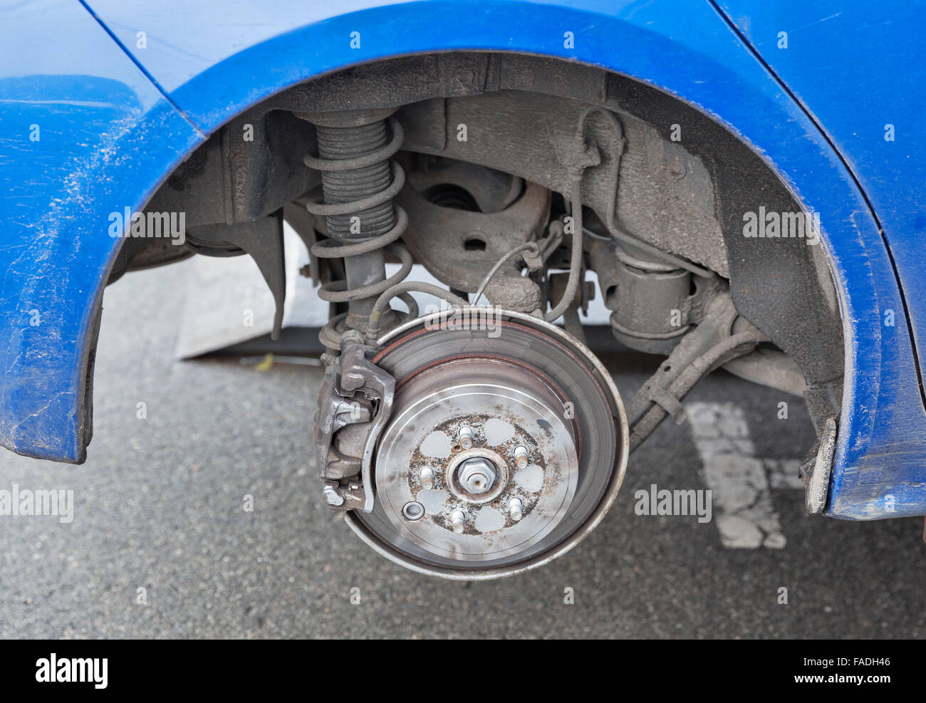 Saisonale Reifen ändern auf blaues Auto outdoor closeup Stockfoto