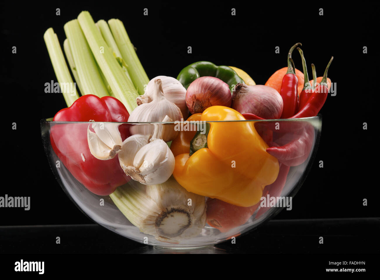 Ein Glas Schüssel füllen mit Gemüse Stockfoto