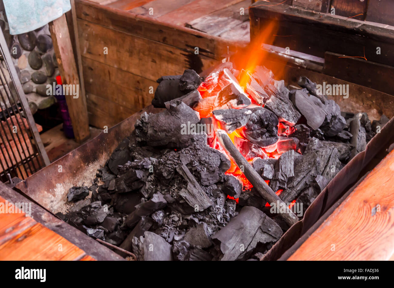 Brennende Holzkohle in BBQ close-up, mit Platz für Text oder Bild. Stockfoto