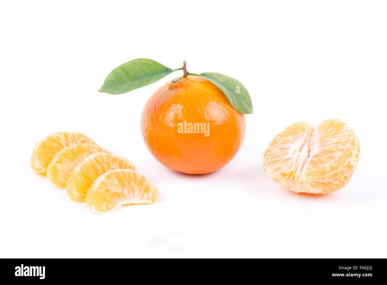 Mandarine mit Blättern und Scheiben auf weißem Hintergrund Stockfoto