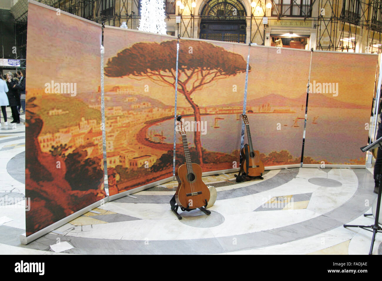 Neapel, Italien. 27. Dezember 2015. Ensembles interpretiert die Klassiker des neapolitanischen Liedes mit Schlagzeug und Streicher. © Salvatore Esposito/Pacific Press/Alamy Live-Nachrichten Stockfoto