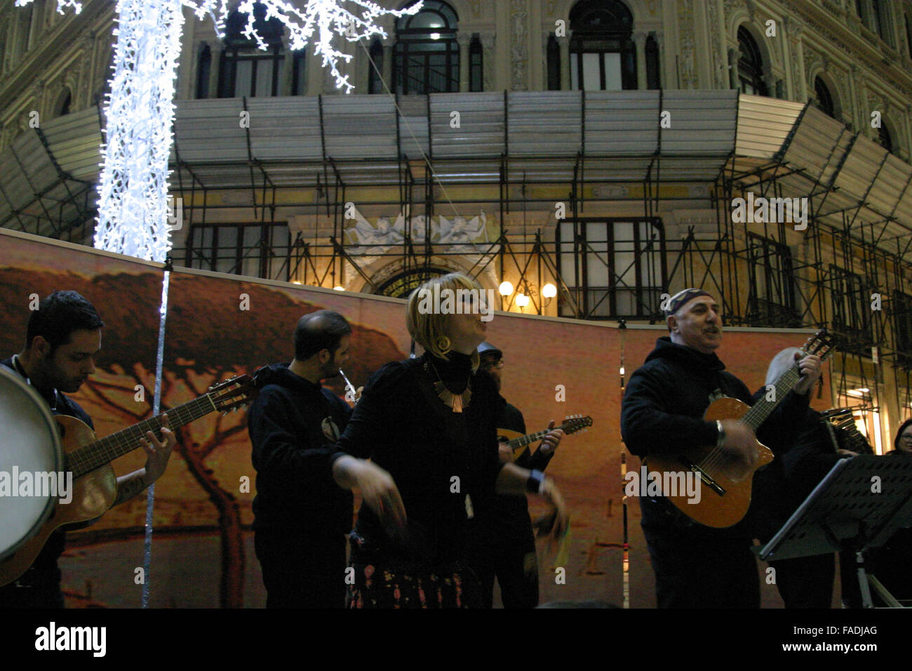 Neapel, Italien. 27. Dezember 2015. Ensembles interpretiert die Klassiker des neapolitanischen Liedes mit Schlagzeug und Streicher. © Salvatore Esposito/Pacific Press/Alamy Live-Nachrichten Stockfoto