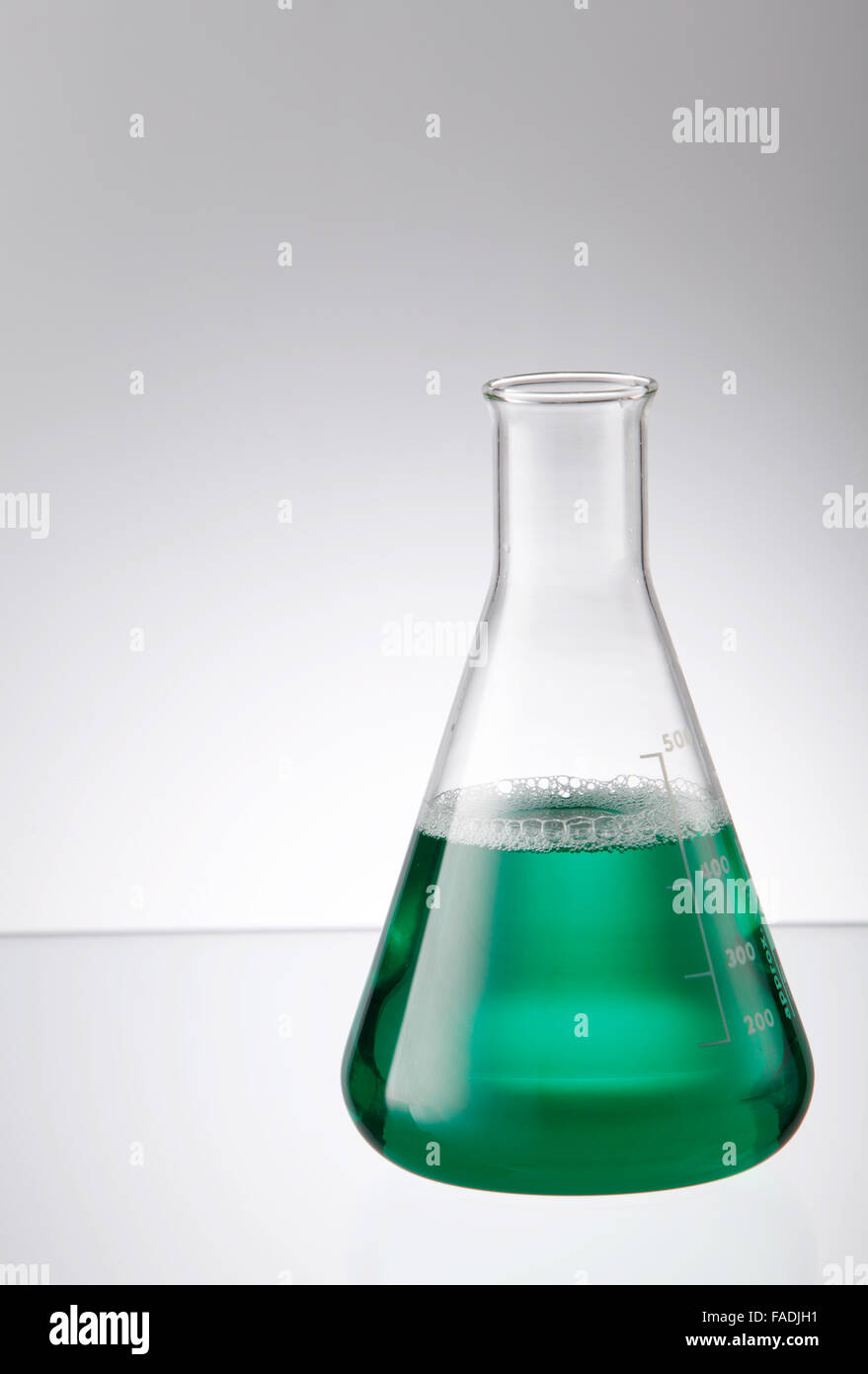 Erlenmeyerkolben Flüssigkeit gefüllt Stockfoto