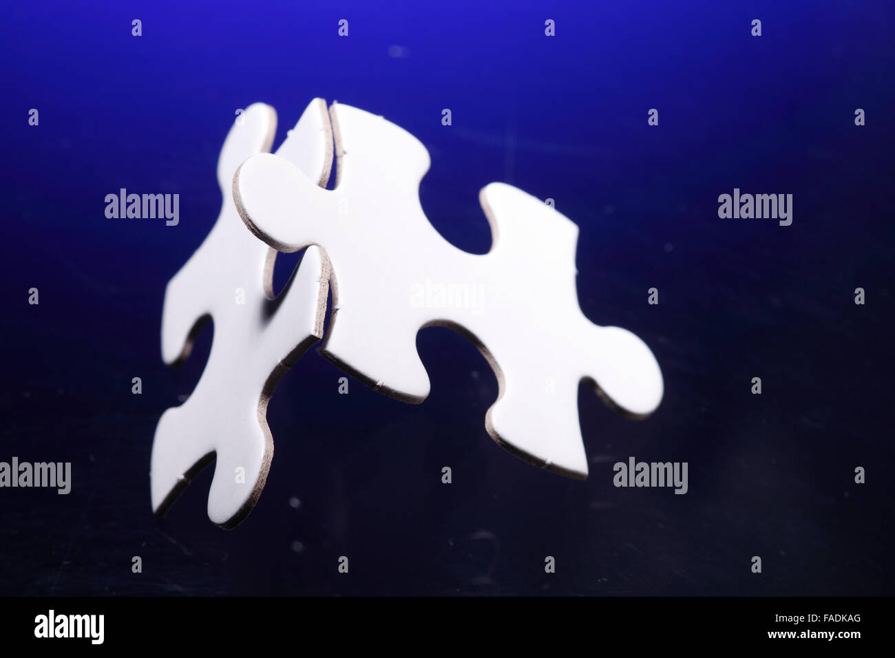 Zwei Jigsaw Puzzleteile zusammengefügt Stockfoto