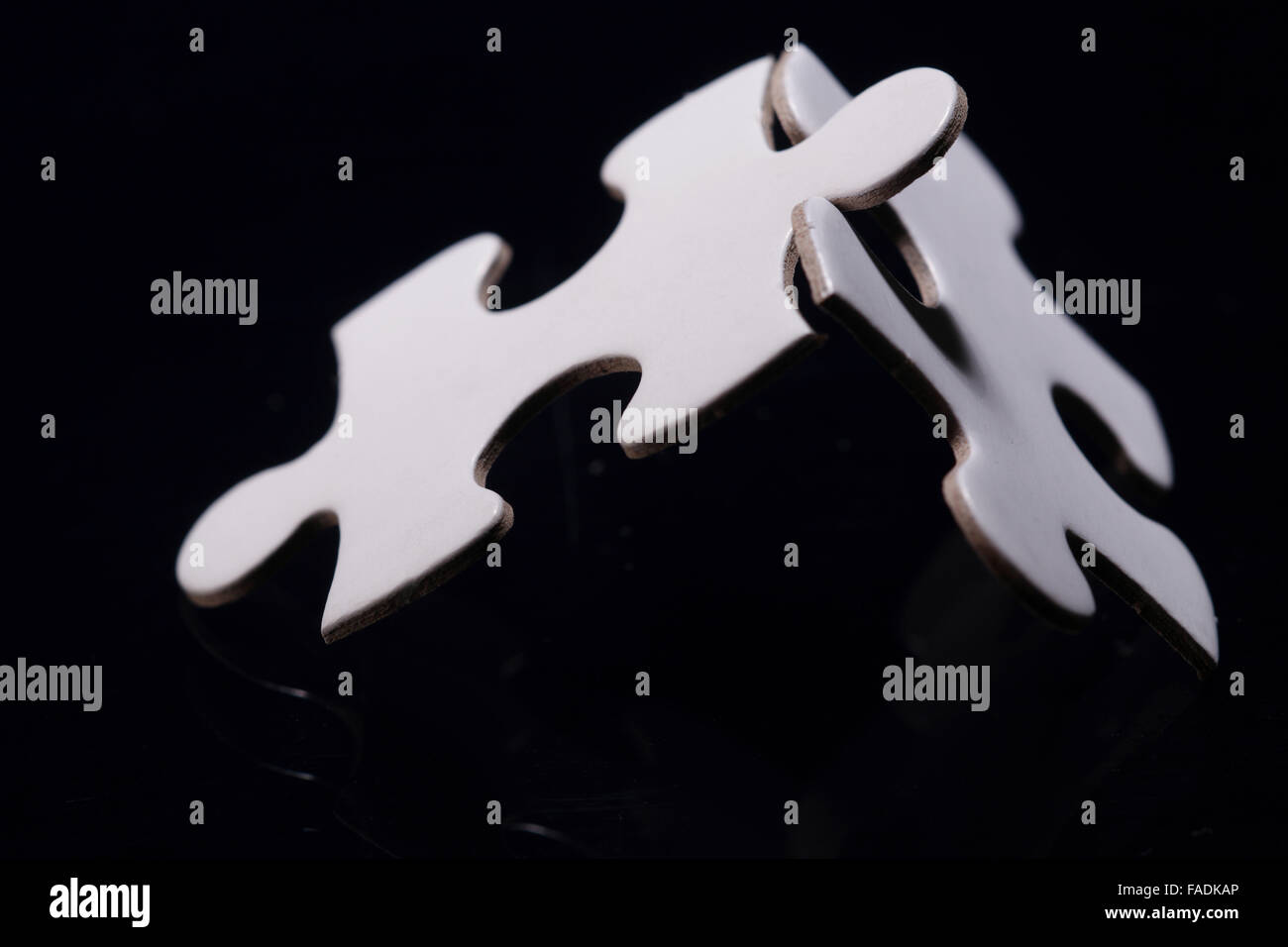 Zwei Jigsaw Puzzleteile zusammengefügt Stockfoto