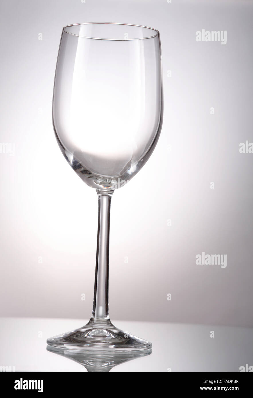 Klar Weinglas auf einem Farbverlauf Hintergrund Stockfoto