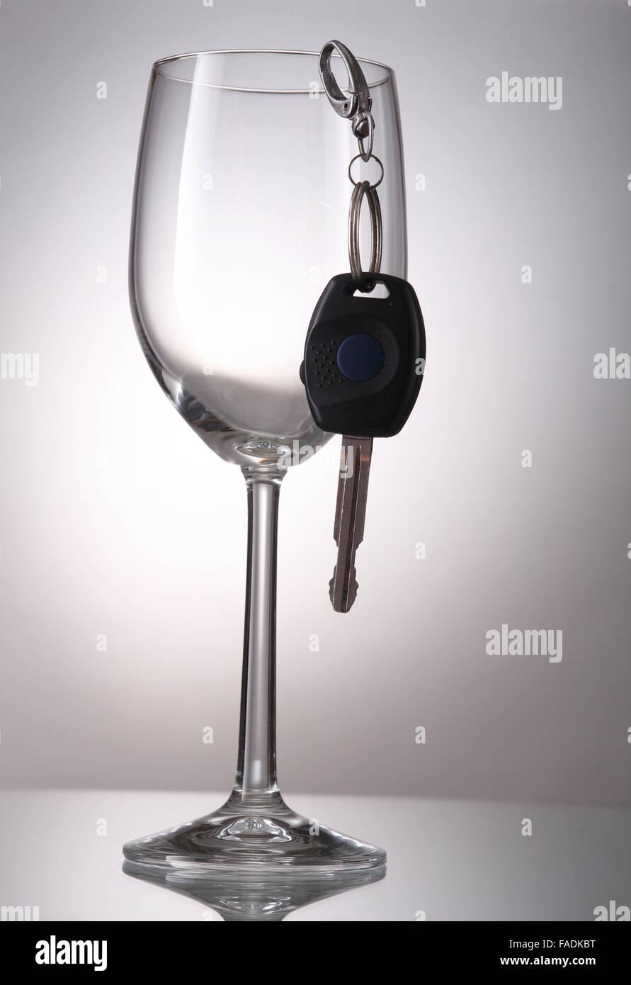 Autoschlüssel hängt am Weinglas Stockfoto