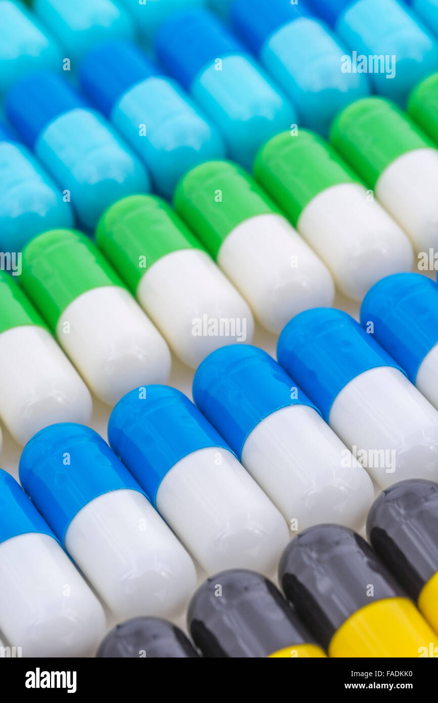 Nahaufnahme von Gelatine Pillen - Kapseln. Metapher Consumer Choice, Vielfalt, Märkte, Marktanteil, Diversifikation, Vielfalt, Big Pharma, Arzneimittelstudien Stockfoto