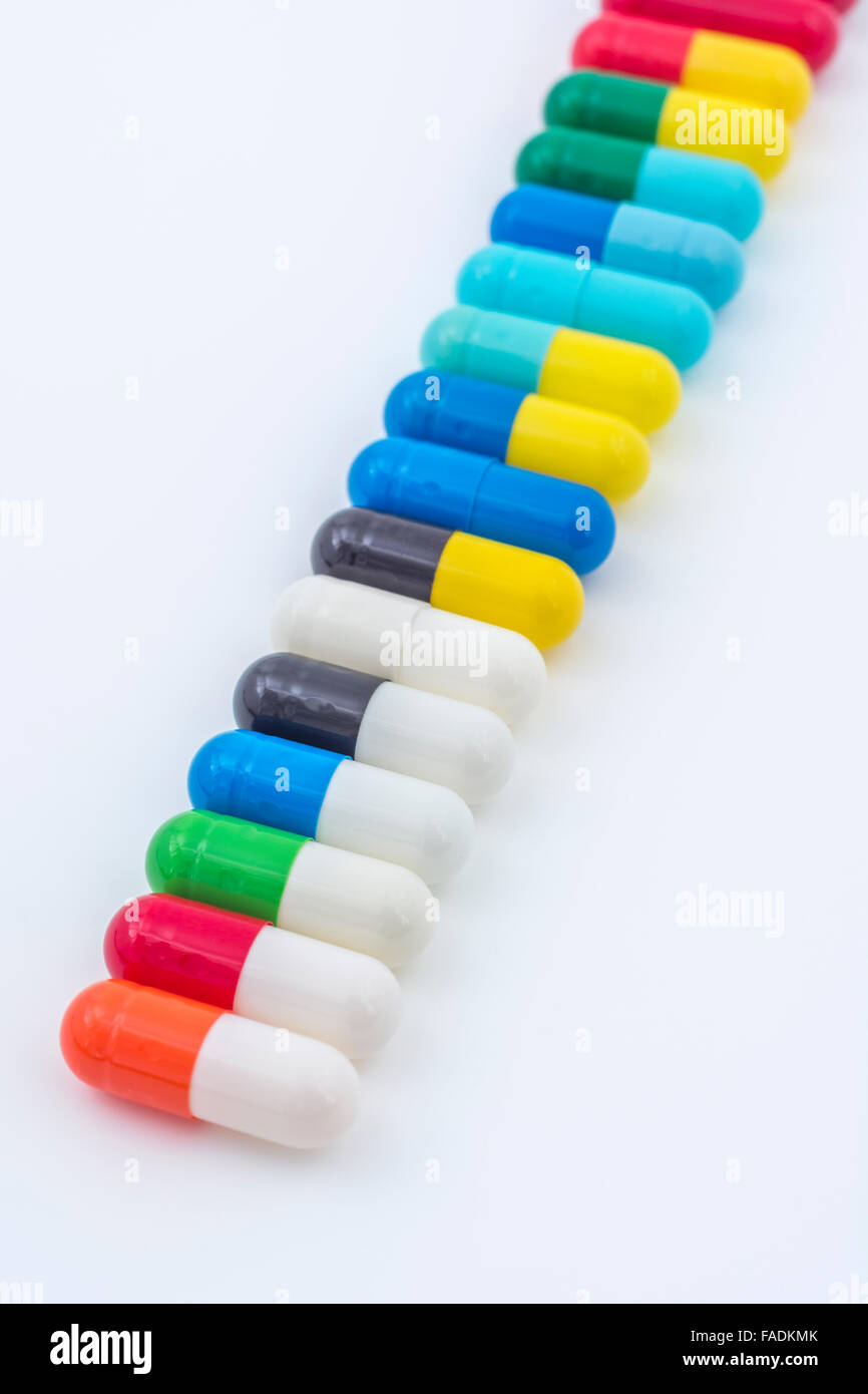 Pillen aus der Nähe - Kapseln aus Gelatine. Metapher Auswahl, Vielfalt, Marktanteil, Diversifizierung, Vielfalt, Große Pharmaindustrie, Drogenmangel. Stockfoto