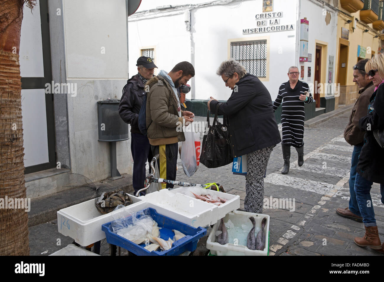 Fisch zum Verkauf an einer Straßenecke in Cadiz Spanien Stockfoto