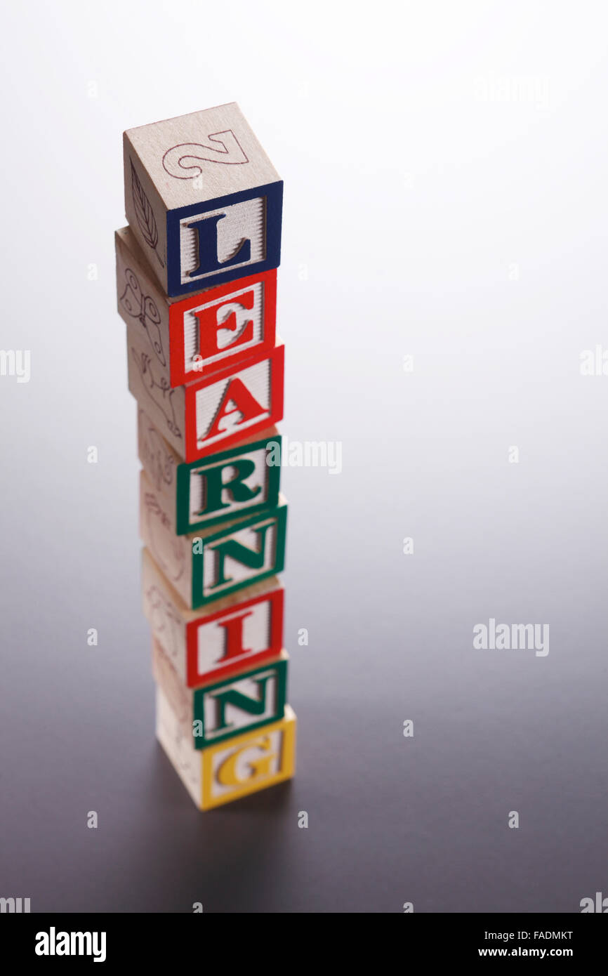 Das Wort "Lernen" nach Alphabet Block gestapelt Stockfoto