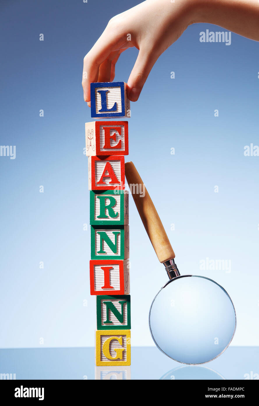 Das Wort "Lernen" nach Alphabet Block gestapelt Stockfoto