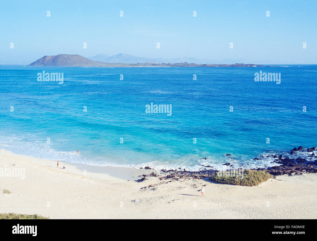 Medano Strand und Insel Lobos. Naturschutzgebiet Dunas de Corralejo, Fuerteventura Island, Kanarische Inseln, Spanien. Stockfoto