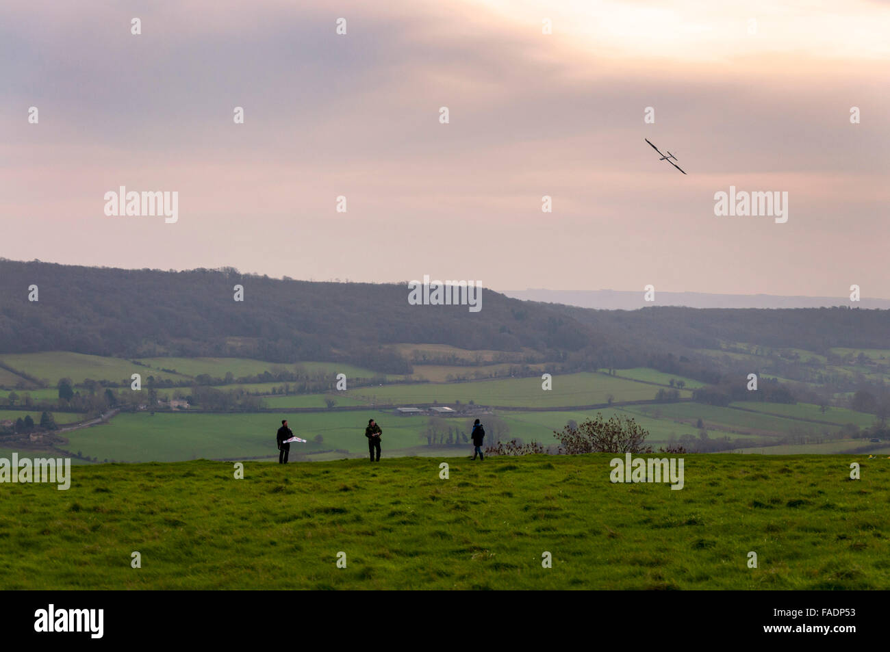 Furnished, Somerset, UK. 28. Dezember 2015. UK-Wetter: Menschen fliegen ferngesteuerten Modell-Segelflugzeuge an einem windigen Tag auf kleinen Solsbury Hill. Foto von: Richard Wayman/Alamy Live-Nachrichten Stockfoto