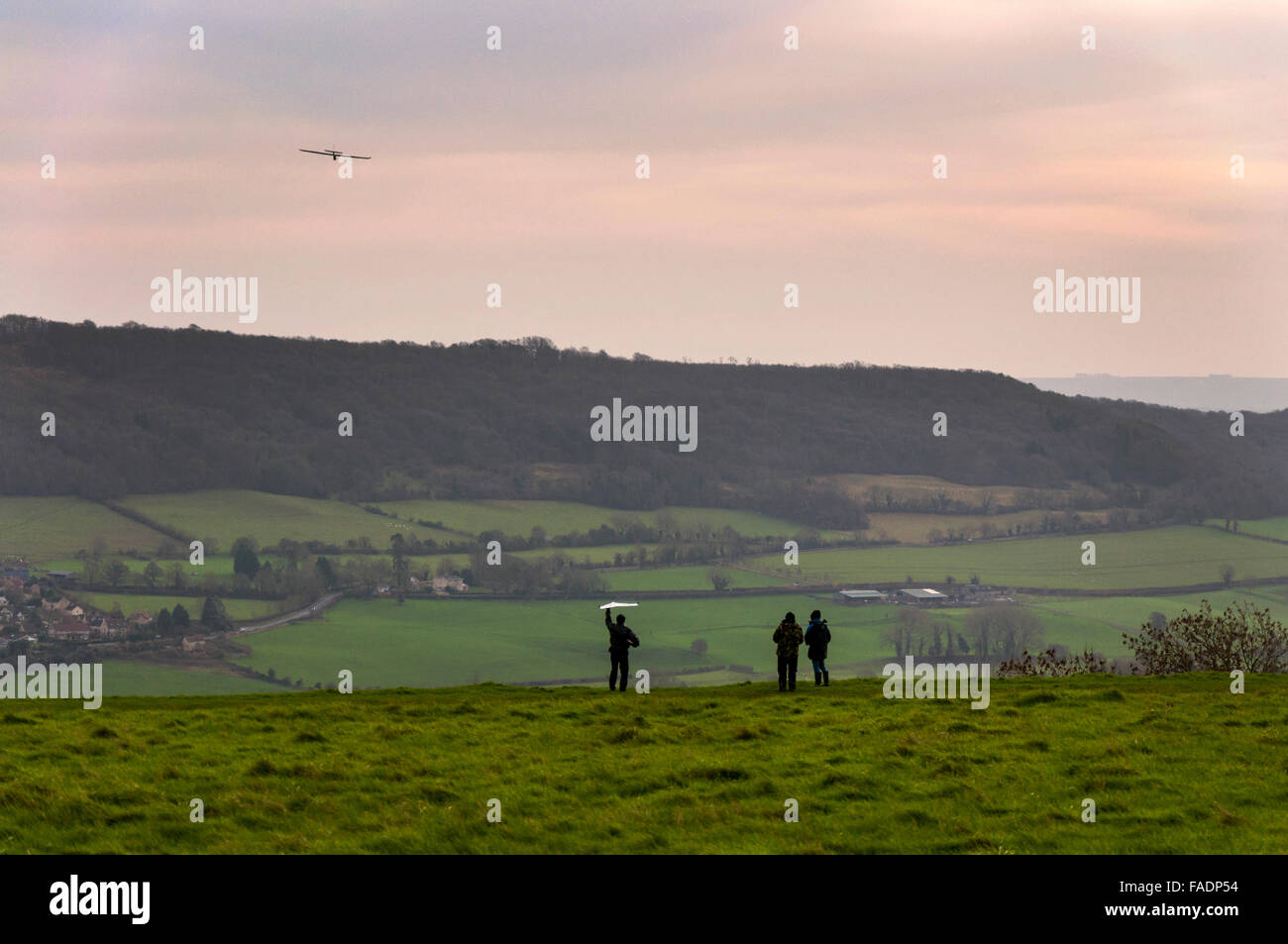 Furnished, Somerset, UK. 28. Dezember 2015. UK-Wetter: Menschen fliegen ferngesteuerten Modell-Segelflugzeuge an einem windigen Tag auf kleinen Solsbury Hill. Foto von: Richard Wayman/Alamy Live-Nachrichten Stockfoto