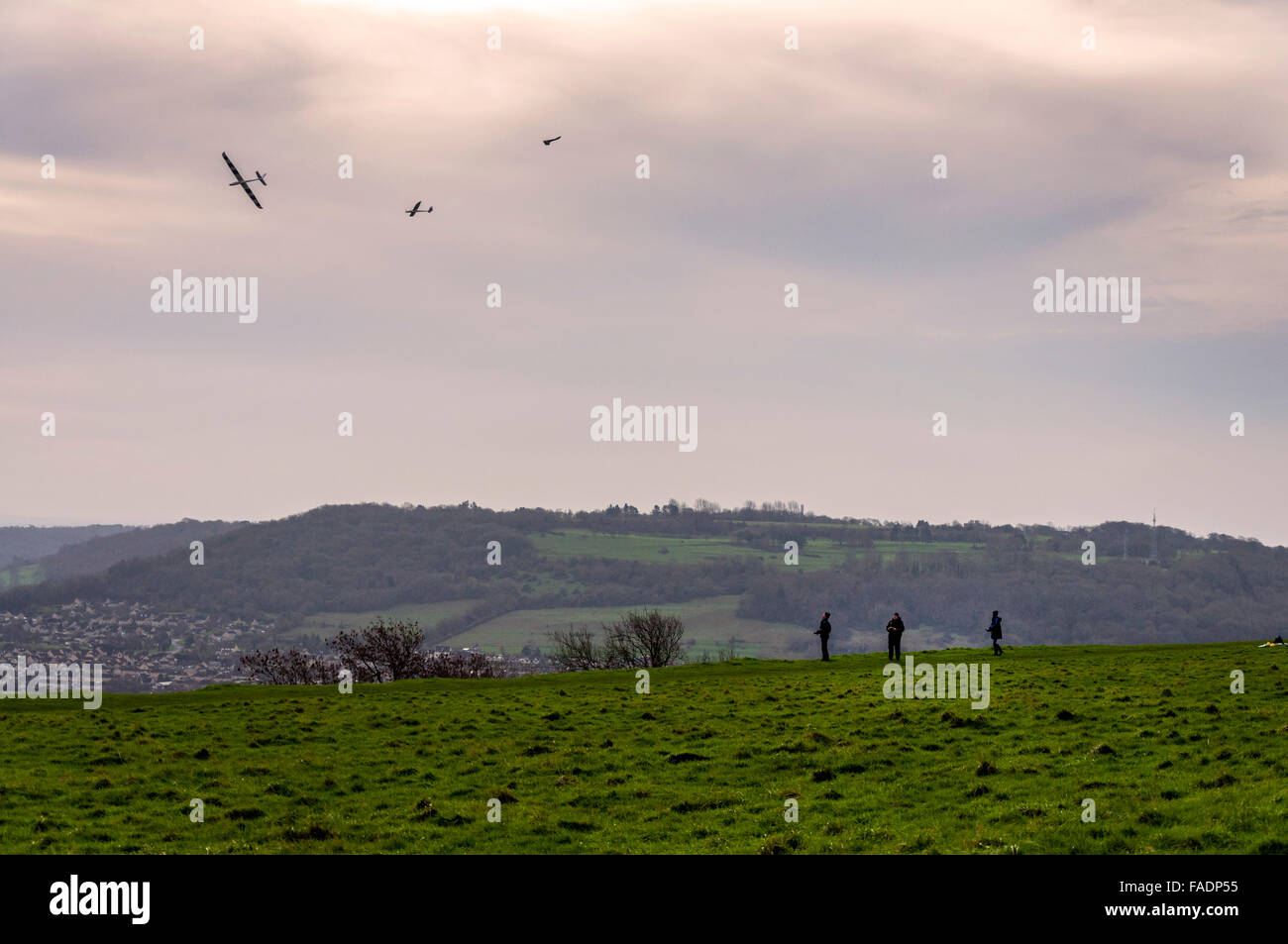 Furnished, Somerset, UK. 28. Dezember 2015. UK-Wetter: Menschen fliegen ferngesteuerten Modell-Segelflugzeuge an einem windigen Tag auf kleinen Solsbury Hill. Foto von: Richard Wayman/Alamy Live-Nachrichten Stockfoto