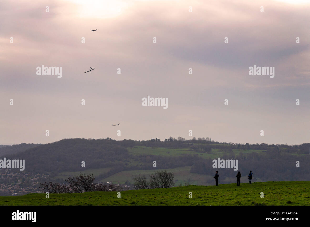 Furnished, Somerset, UK. 28. Dezember 2015. UK-Wetter: Menschen fliegen ferngesteuerten Modell-Segelflugzeuge an einem windigen Tag auf kleinen Solsbury Hill. Foto von: Richard Wayman/Alamy Live-Nachrichten Stockfoto