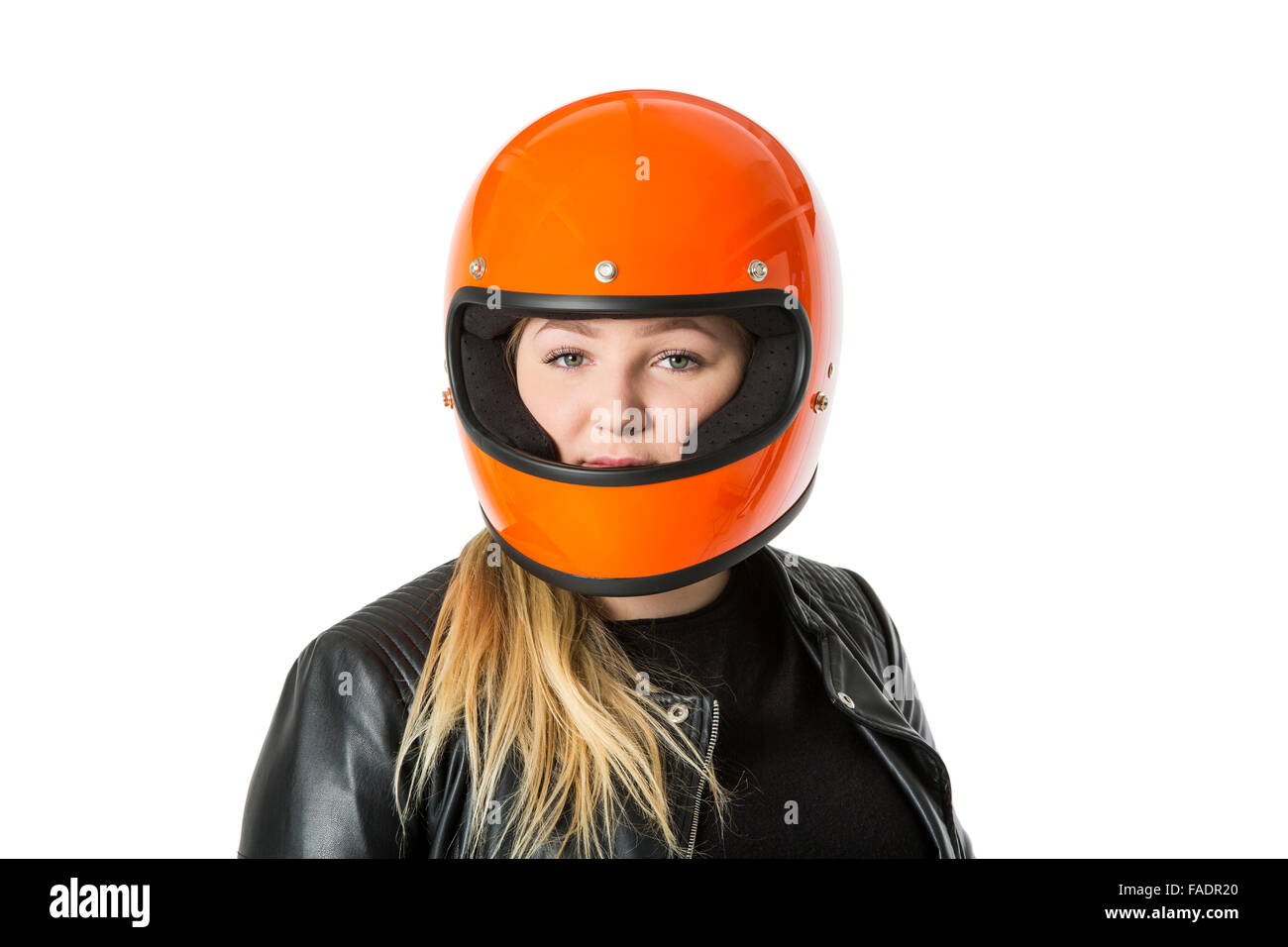 Nettes Mädchen mit blonden Haaren mit orange Motorradhelm. Studio auf weißem Hintergrund gedreht. Stockfoto